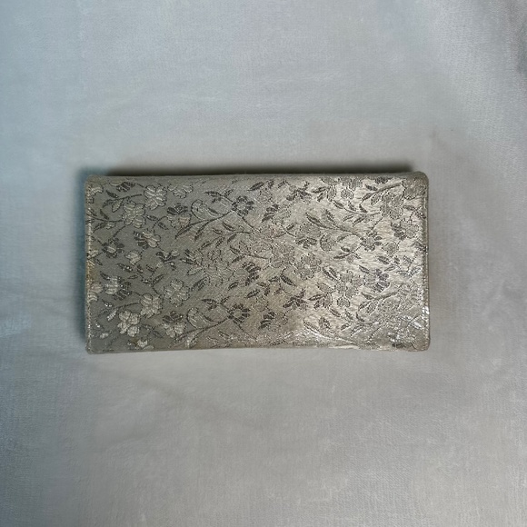 Pegi Paris Cream and Silver Floral Vintage Clutch Purse - Picture 2 of 12